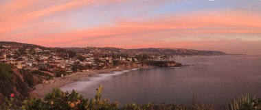 Hilal Bay günbatımında okyanus panoramik plaj