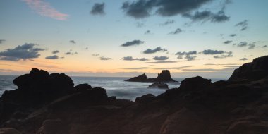 Hilal Bay üzerinde yağmur bulutları