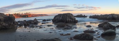 Hilal Bay günbatımında okyanus panoramik plaj