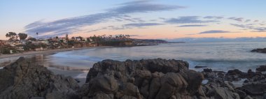 Hilal Bay günbatımında okyanus panoramik plaj