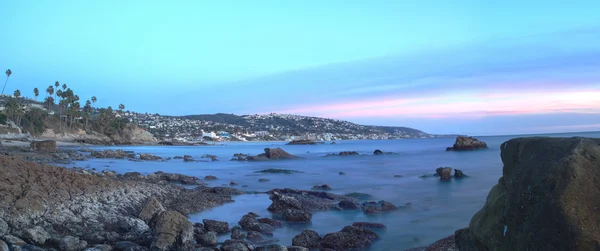 Longa exposição do pôr do sol sobre as rochas — Fotografia de Stock