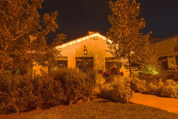 Kerstverlichting op een huisje — Stockfoto