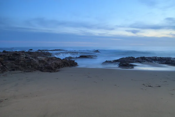 Larga exposición al atardecer sobre las rocas — Foto de Stock