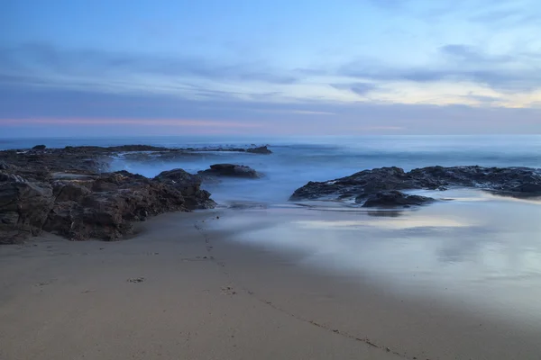 Larga exposición al atardecer sobre las rocas — Foto de Stock