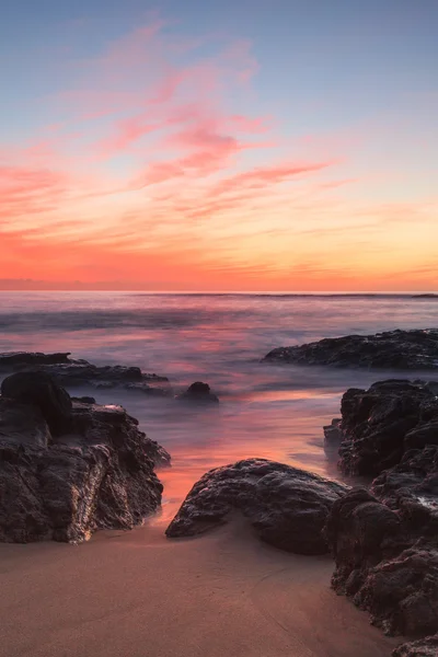 Larga exposición al atardecer sobre rocas — Foto de Stock