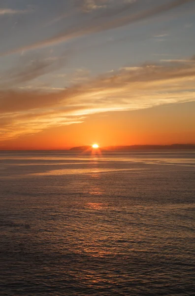 Coucher de soleil orange sur l'île de Catalina depuis Laguna Beach — Photo