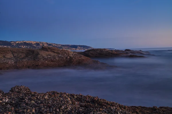 Longue exposition au coucher du soleil sur les rochers de Laguna Beach — Photo