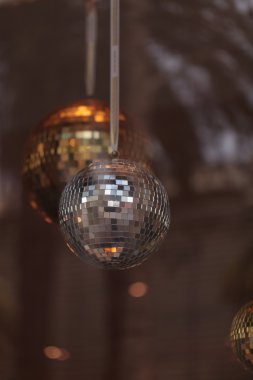 Gümüş ve altın disko topu