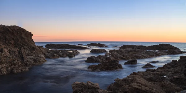 Larga exposición al atardecer sobre rocas en Laguna Beach — Foto de Stock