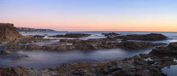 Günbatımı Laguna Beach kayalar üzerinde uzun pozlama — Stok fotoğraf