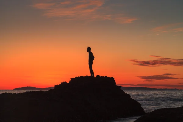 Silhouette eines Mannes bei Sonnenuntergang — Stockfoto
