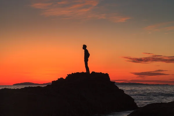 Silhueta de um homem ao pôr do sol — Fotografia de Stock