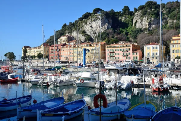 Barcos y yates amarrados en el puerto de Niza — Foto de Stock