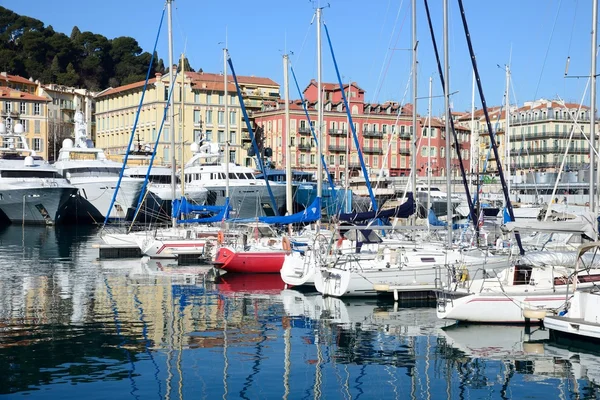 Barcos y yates amarrados en el puerto de Niza — Foto de Stock