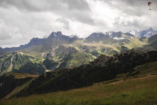yamaç paraşütü Dolomites içinde