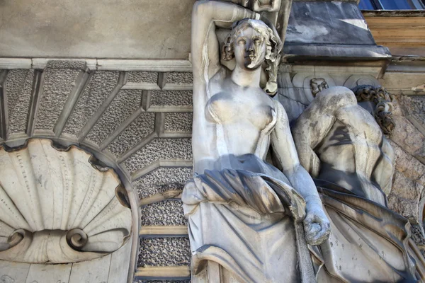Caryatide, adorna la fachada del edificio —  Fotos de Stock