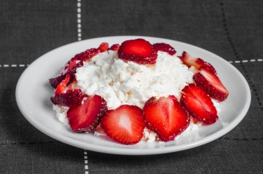 çilek ve süzme peynir
