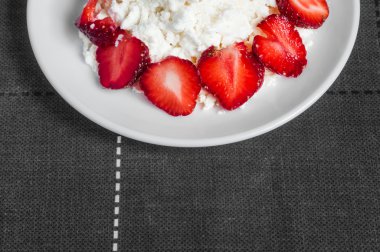çilek ve süzme peynir