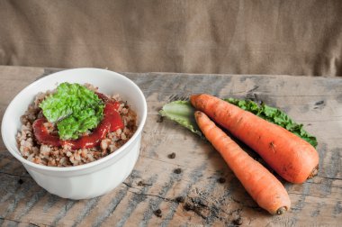 Buğday lapası ile domates sosu ve yaprak salata