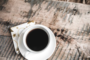 ahşap bir masa üzerinde kahve kupa