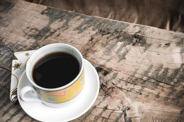 Tazza da caffè su un tavolo di legno — Foto Stock