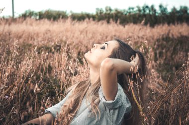 Bir adamın gömleği alanında duran güzel ve genç kız