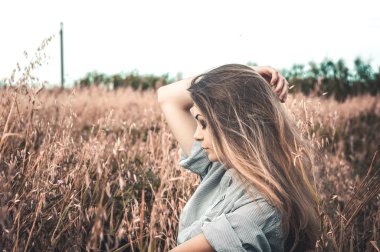 Bir adamın gömleği alanında duran güzel ve genç kız