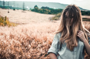 Bir adamın gömleği alanında duran güzel ve genç kız