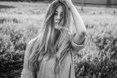 Bir adamın gömleği alanında duran güzel ve genç kız