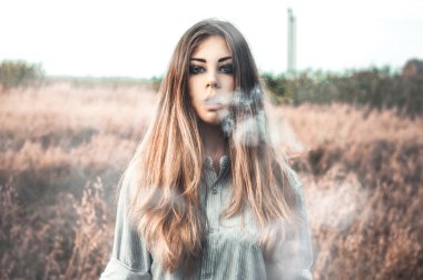 Bir adamın gömleği alanında duran güzel ve genç kız