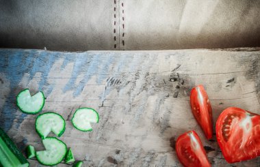 Salatalık ahşap bir gemide. Domates ve salatalık. Arka plan.