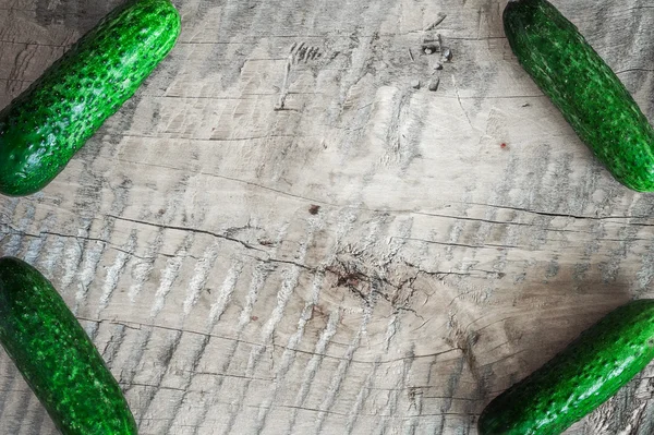 Pepino en una tabla de madera. Tomates y pepinos. Contexto . —  Fotos de Stock