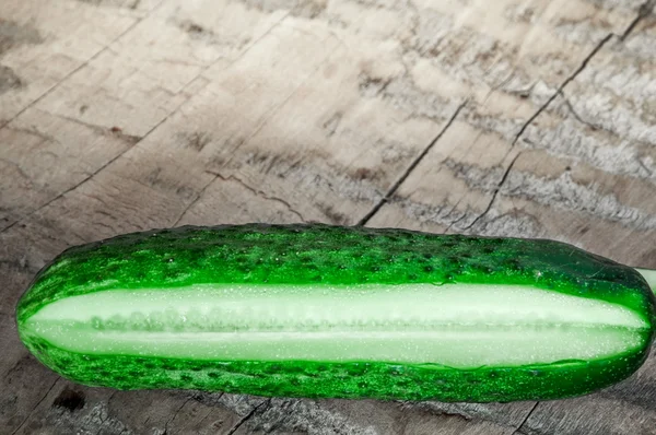 Pepino em uma tábua de madeira. Tomates e pepinos. Contexto . — Fotografia de Stock