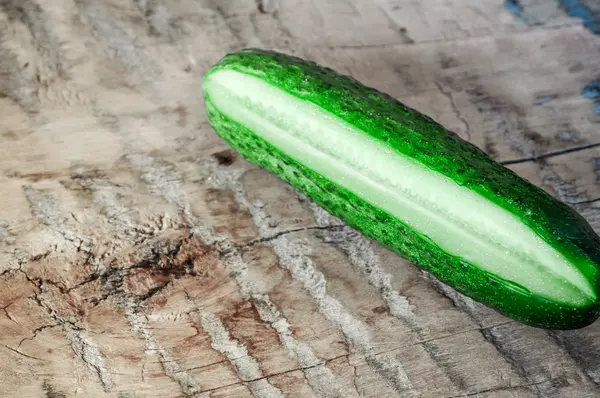 Pepino em uma tábua de madeira. Tomates e pepinos. Contexto . — Fotografia de Stock