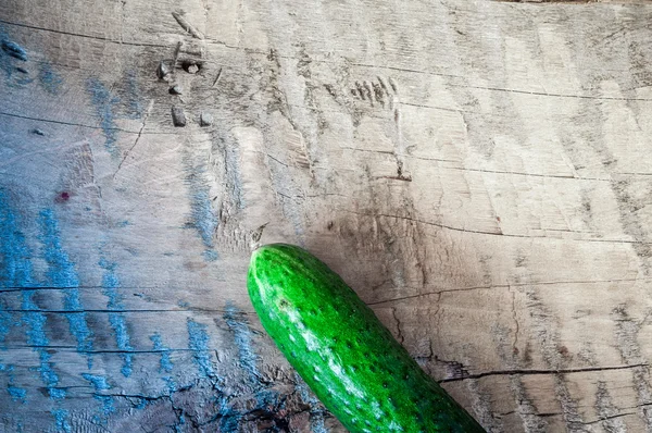 Pepino em uma tábua de madeira. Tomates e pepinos. Contexto . — Fotografia de Stock