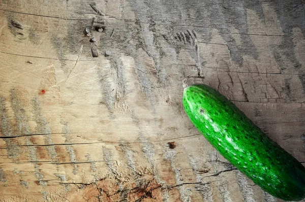 Αγγούρι σε ένα ξύλινο ταμπλό. Ντομάτες και αγγούρια. Φόντο. — Φωτογραφία Αρχείου