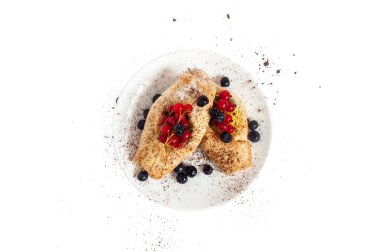 İzole pişirin. Bir plaka üzerinde reçelli çörekler.