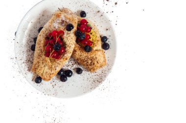 İzole pişirin. Bir plaka üzerinde reçelli çörekler.