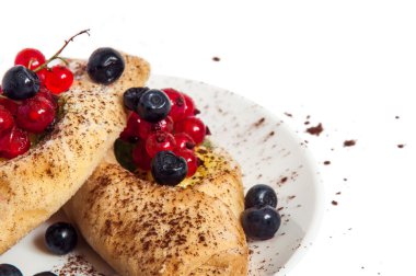 İzole pişirin. Bir plaka üzerinde reçelli çörekler.