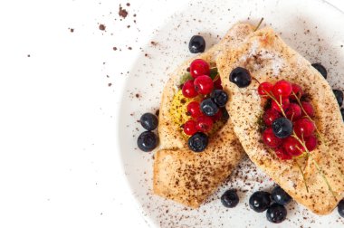 İzole pişirin. Bir plaka üzerinde reçelli çörekler.