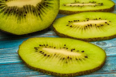 Kivi ve sulu adet kivi