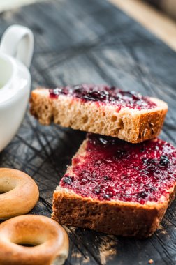 Kırmızı reçelli ekmek