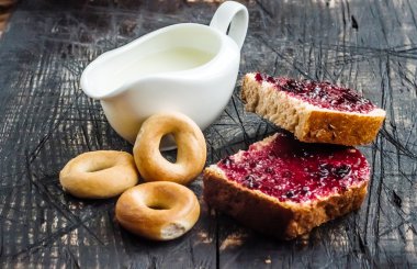 Süt ve ekmek pişirme reçel ile