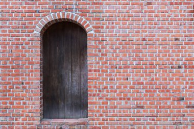 eski tuğla duvar ahşap kapı ile.