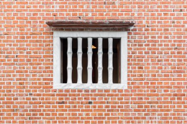 Pencereli eski kırmızı tuğla duvar.