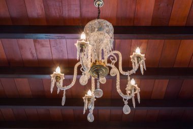 Işık elektrik mumlar ile yaldızlı cam tavan.