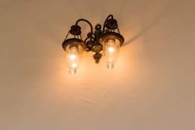 Duvardaki lamba ışığı..