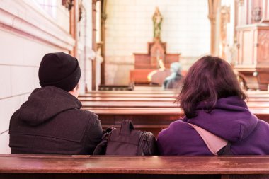 Kilise iç dua yılında Erkekler.