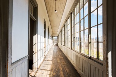 balkon geçit eski terk edilmiş bir binada