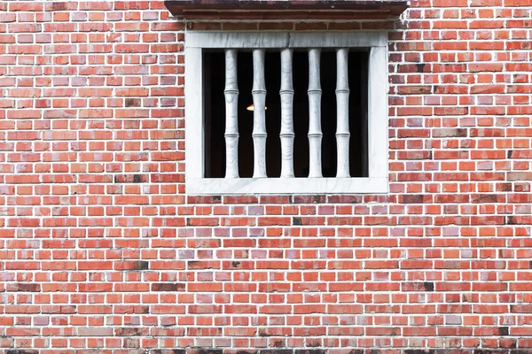 Oude rode bakstenen muur met raam. — Stockfoto